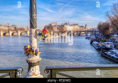 Amore i lucchetti sul Pont des Arts il giorno di San Valentino - Parigi Foto Stock