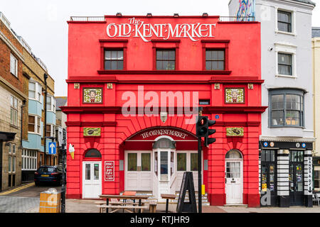 Margate lungomare esterno dell'edificio, ex due storia cinema su Fort Hill ora verniciati di colore rosso brillante e chiamato 'Old Kent mercato". Foto Stock