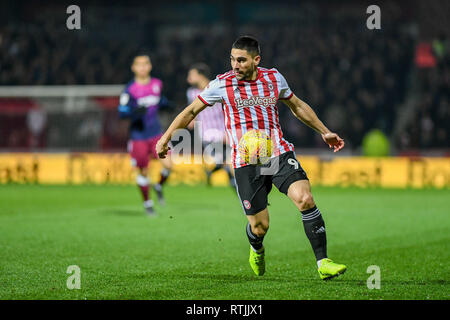 Xiii Febbraio 2019, Griffin Park, Londra, Inghilterra; Sky scommessa campionato, Brentford vs Aston Villa ; Neal Maupay (09) di Brentford corre con la palla Credito: Phil Westlake/News immagini, English Football League immagini sono soggette a licenza DataCo Foto Stock