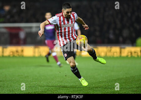 Xiii Febbraio 2019, Griffin Park, Londra, Inghilterra; Sky scommessa campionato, Brentford vs Aston Villa ; Neal Maupay (09) di Brentford controlli di credito a sfera: Phil Westlake/News immagini, English Football League immagini sono soggette a licenza DataCo Foto Stock