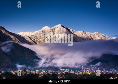 Coperta di neve chandragiri hill e kritipur città vista maestosa, 28 Feb, 2019 Kathmandu in Nepal Foto Stock