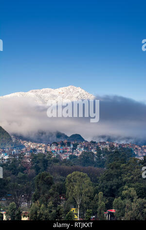 Coperta di neve chandragiri hill e kritipur città vista maestosa, 28 Feb, 2019 Kathmandu in Nepal Foto Stock