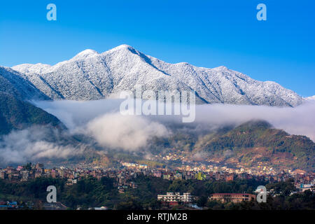 Coperta di neve chandragiri hill e kritipur città vista maestosa, 28 Feb, 2019 Kathmandu in Nepal Foto Stock