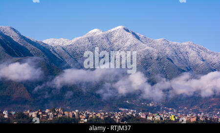 Coperta di neve chandragiri hill e kritipur città vista maestosa, 28 Feb, 2019 Kathmandu in Nepal Foto Stock