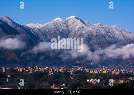 Coperta di neve chandragiri hill e kritipur città vista maestosa, 28 Feb, 2019 Kathmandu in Nepal Foto Stock