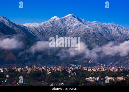 Coperta di neve chandragiri hill e kritipur città vista maestosa, 28 Feb, 2019 Kathmandu in Nepal Foto Stock