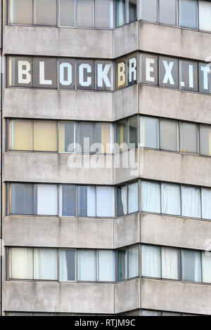 Blocco segno Brexit lettere grandi finestre del 1964 Brutalism stile architettonico Arlington casa a torre sul lungomare di Margate. Foto Stock