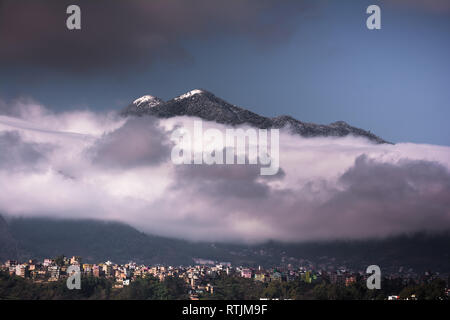 Coperta di neve chandragiri hill e kritipur città vista maestosa, 28 Feb, 2019 Kathmandu in Nepal Foto Stock