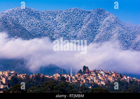 Coperta di neve chandragiri hill e kritipur città vista maestosa, 28 Feb, 2019 Kathmandu in Nepal Foto Stock