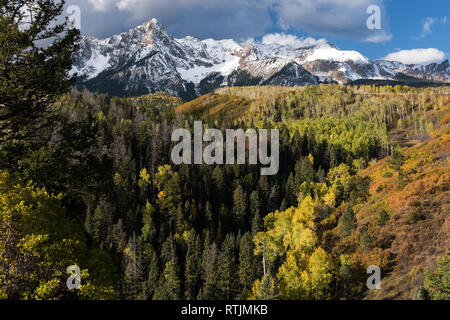 Montare Sneffels Mountain Range con una fresca prima neve d'autunno. Aspen, pini e roverella aggiungere al colorato in primo piano. Foto Stock