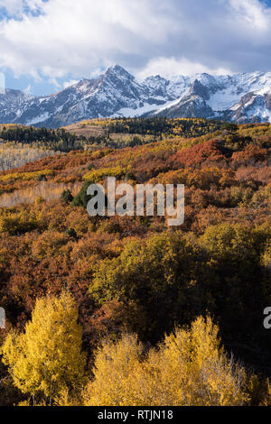 Guardando a sud dal Dallas dividere punto di vista presso il monte Sneffels Range entro il Uncompahgre National Forest, Colorado. Foto Stock