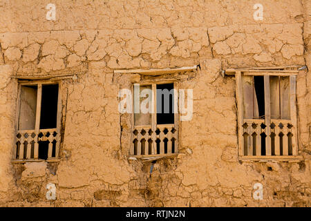 Finestre di una vecchia casa di fango nel vecchio villaggio di Al Hamra (Oman) Foto Stock