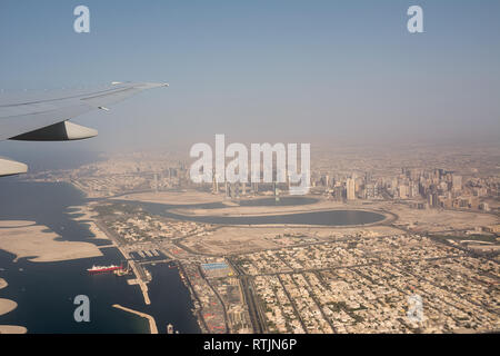 Dubai gli edifici del porto e si vede dall'aereo in fase di decollo Foto Stock