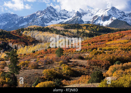 Guardando a sud dal Dallas dividere punto di vista presso il monte Sneffels Range entro il Uncompahgre National Forest, Colorado. Foto Stock