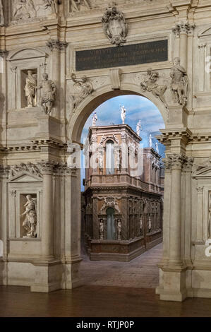 VICENZA, Italia - 29 dicembre 2018: vista dell'interno del teatro Olimpico, il più antico stadio di superstite impostare ancora in esistenza Foto Stock