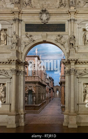 VICENZA, Italia - 29 dicembre 2018: vista dell'interno del teatro Olimpico, il più antico stadio di superstite impostare ancora in esistenza Foto Stock