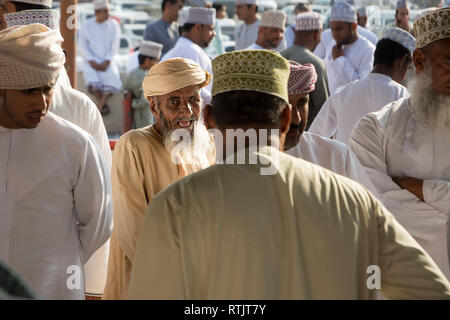 Nizwa, Oman - 2 Novembre 2018: l'espressione di un vecchio uomo dell'Oman in mezzo alla folla presso il mercato del venerdì Foto Stock