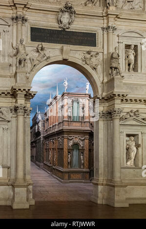 VICENZA, Italia - 29 dicembre 2018: vista dell'interno del teatro Olimpico, il più antico stadio di superstite impostare ancora in esistenza Foto Stock