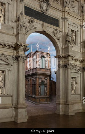 VICENZA, Italia - 29 dicembre 2018: vista dell'interno del teatro Olimpico, il più antico stadio di superstite impostare ancora in esistenza Foto Stock