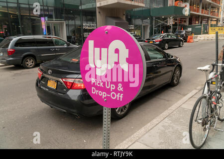 I viaggiatori carico fino in livrea con i loro acquisti al di fuori della città Point Mall nel centro di Brooklyn a New York a un punto designato come un Lyft prelevamento e riaccompagnamento ubicazione sabato 23 febbraio, 2019. L'IPO per la corsa il servizio di condivisione è segnalato per essere vicino come il mese prossimo. (© Richard B. Levine) Foto Stock