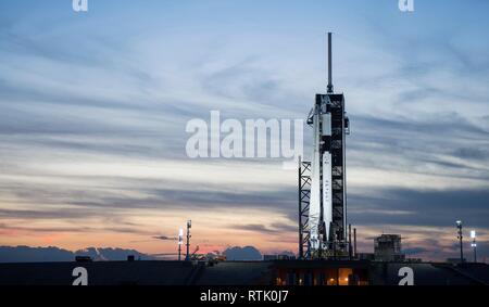 Cape Canaveral, in Florida, Stati Uniti d'America. Il 28 febbraio 2019. La SpaceX Falcon 9 a razzo con il Drago equipaggio commerciale capsule si trova in posizione di lancio sulla rampa di lancio 39A presso il Kennedy Space Center Febbraio 28, 2019 a Cape Canaveral, in Florida. Il test di lancio del veicolo spaziale senza equipaggio per la Stazione Spaziale Internazionale è prevista per il 2 marzo. Credito: Planetpix/Alamy Live News Foto Stock