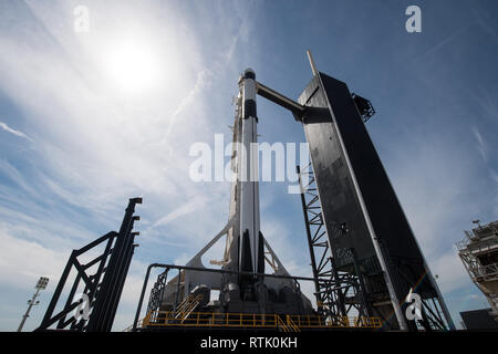 Cape Canaveral, in Florida, Stati Uniti d'America. Il 28 febbraio 2019.La SpaceX Falcon 9 a razzo con il Drago equipaggio commerciale capsula nella posizione di lancio sulla rampa di lancio 39A al Kennedy Space Center Il 1 marzo 2019 a Cape Canaveral, in Florida. Il test di lancio del veicolo spaziale senza equipaggio per la Stazione Spaziale Internazionale è prevista per il mese di marzo 2nd.Credit: Planetpix/Alamy Live News Foto Stock