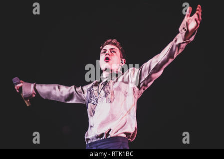 Venaria, Italia. 1 Mar 2019. Il cantante italiano Irama, fase di nome di Filippo Maria Fanti, esecuzione dal vivo sul palco per la sua prima "Giovani per sempre" (Sempre giovani) tour in concerto a Venaria, presso il Teatro della Concordia, di fronte un venduto fuori sede. Credito: Alessandro Bosio/Alamy Live News Foto Stock