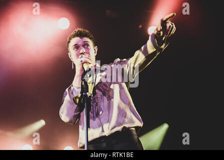 Venaria, Italia. 1 Mar 2019. Il cantante italiano Irama, fase di nome di Filippo Maria Fanti, esecuzione dal vivo sul palco per la sua prima "Giovani per sempre" (Sempre giovani) tour in concerto a Venaria, presso il Teatro della Concordia, di fronte un venduto fuori sede. Credito: Alessandro Bosio/Alamy Live News Foto Stock