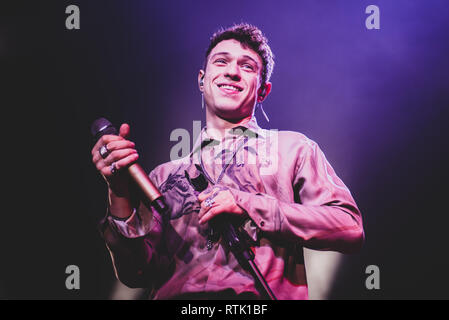 Venaria, Italia. 1 Mar 2019. Il cantante italiano Irama, fase di nome di Filippo Maria Fanti, esecuzione dal vivo sul palco per la sua prima "Giovani per sempre" (Sempre giovani) tour in concerto a Venaria, presso il Teatro della Concordia, di fronte un venduto fuori sede. Credito: Alessandro Bosio/Alamy Live News Foto Stock