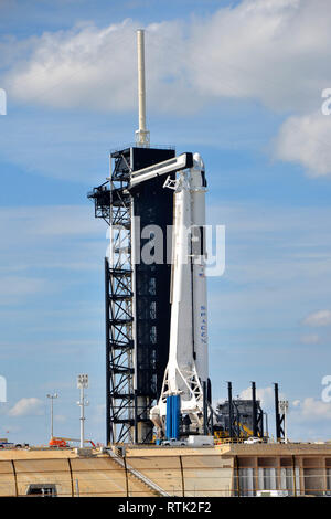 NASA Kennedy Space Center, Florida. Stati Uniti d'America. Il 1 marzo 2019. L'equipaggio SpaceX Dragon navicella spaziale lancerà su un Falcon 9 razzo da storico complesso di lancio 39A la navicella spaziale con un manichino di prova astronauta denominato Ripley. A circa dieci minuti dopo il lancio, equipaggio Dragon raggiungerà la sua orbita preliminare. Esso è programmato per ancorare alla stazione domenica 3 marzo alle 6 del mattino EST. L'equipaggio Dragon navicella spaziale trasporterà circa 400 libbre di equipaggio le forniture e le attrezzature per la stazione spaziale e di restituire alcuni critici di campioni di ricerca a massa. Credito foto Julian Porro / Alamy Live News Foto Stock