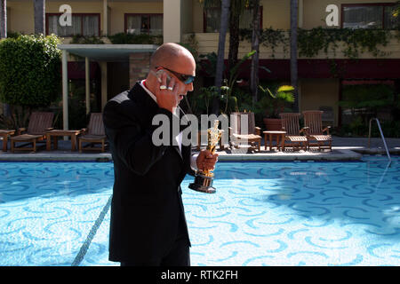 Santa Monica, California, Stati Uniti d'America. 2 Mar 2004. Adam Elliot prende una chiamata da parte di un pool a Hollywood Roosevelt Hotel la mattina dopo il suo Oscar vincere nel 2004 per il miglior cortometraggio. Credito: Robert Gallagher/ZUMA filo/Alamy Live News Foto Stock