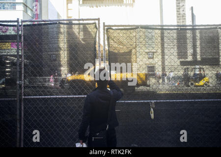 Santa Monica, California, Stati Uniti d'America. Il 25 febbraio, 2013. Un turista prende una foto del Kodak Theatre il giorno dopo l'oscar. Credito: Robert Gallagher/ZUMA filo/Alamy Live News Foto Stock