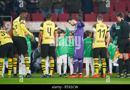 Augsburg, Germania. 01 Mar, 2019. Presentazione della squadra con i bambini: BÜRKI Romano, 1 portieri BVB Marco REUS, BVB 11 Abdou-Lakhad Diallo, BVB 4 Dan-Axl ZAGADOU, BVB 2 FC AUGSBURG - BORUSSIA DORTMUND 2-1 - DFL REGOLAMENTI VIETANO QUALSIASI USO DI FOTOGRAFIE come sequenze di immagini e/o quasi-VIDEO - 1.della Lega calcio tedesca, Augsburg, Marzo 1, 2019 stagione 2018/2019, giornata 24, BVB e Baviera Credito: Peter Schatz/Alamy Live News Foto Stock