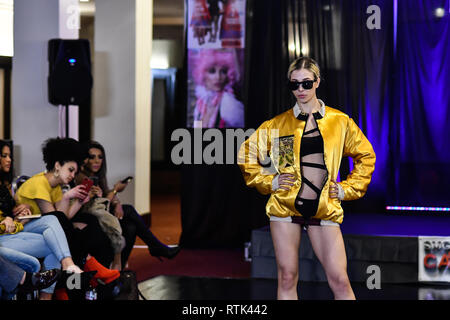 Londra, Regno Unito. 1sr Mar, 2019. Dyas Ali vetrine un set (Vaya Lesso) a SMGlobal passerella - London Fashion Week F/W19 a Clayton Crown Hotel, Cricklewood Broadway, il 1° marzo 2019, Londra, Regno Unito. Credito: Picture Capital/Alamy Live News Foto Stock