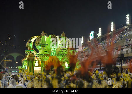 Rio De Janeiro, Brasile. 02Mar, 2019. RJ - Rio de Janeiro - 02/03/2019 - accademica sfilata di Santa Cruz il carnevale di Rio 2019 - I partecipanti alla parata della scuola di samba ACCADEMICI DI SANTA CRUZ durante la presentazione delle scuole di samba del gruppo A al Sambodromo da Marques de Sapucai a Carnevale di Rio del 2019. Foto: Thiago Ribeiro/AGIF Credito: AGIF/Alamy Live News Foto Stock