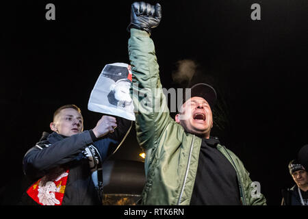 Wroclaw, Polonia. 1 Mar, 2019. Wroclaw, Polonia il 1 marzo 2019, a Wroclaw durante la manifestazione delle organizzazioni nazionali in occasione della Giornata commemorativa del maledetto soldati, ex sacerdote Jacek Miedlar bruciato ritratti di criminali comunisti di origine ebraica, Frank Bleichman - uno stalinista criminale di guerra e Stefan Michnik, accusato di crimini recanti i marchi di genocidio Credito: Krzysztof Kaniewski/ZUMA filo/Alamy Live News Foto Stock