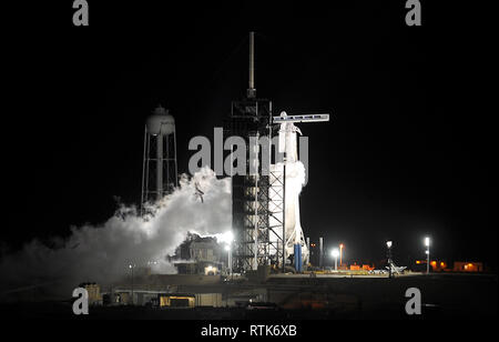 Il Centro Spaziale Kennedy, Florida, Stati Uniti d'America. 2 Mar 2019. Un SpaceX Falcon 9 rocket portando l'equipaggio non presidiate Dragon capsule è visto prima del caricamento verticale sul suo primo volo, la Demo-1 missione, il 2 marzo alle 2:49 a.m.EST dal tampone 39A presso il Kennedy Space Center in Florida. (Paul Hennessy/Alamy) Credito: Paul Hennessy/Alamy Live News Foto Stock