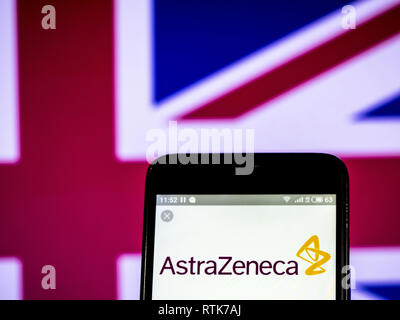 Kiev, Ucraina. 28 Feb, 2019. AstraZeneca Plc logo che si vede visualizzato su un telefono intelligente. Credito: Igor Golovniov SOPA/images/ZUMA filo/Alamy Live News Foto Stock