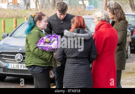 Harold Hill Londra, Regno Unito. 2 marzo 2019 una diciassettenne ragazza è stato pugnalato a morte in un parco in Harold Hill Londra. Le indagini della polizia continuano la gente del posto ha portato i fiori al regime della criminalità Credito: Ian Davidson/Alamy Live News Foto Stock