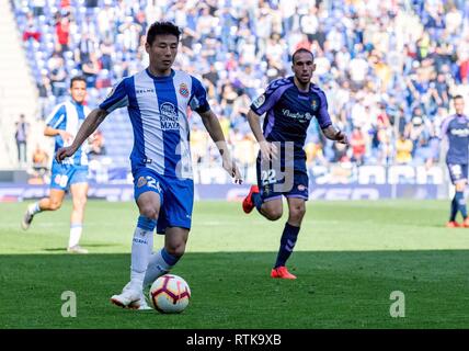 Barcellona, Spagna. 2 Mar, 2019. RCD Espanyol di Wu Lei (anteriore) compete durante un campionato spagnolo match tra RCD Espanyol e Valladolid a Barcellona, Spagna, il 2 marzo 2019. RCD Espanyol ha vinto 3-1. Credito: Joan Gosa/Xinhua/Alamy Live News Foto Stock