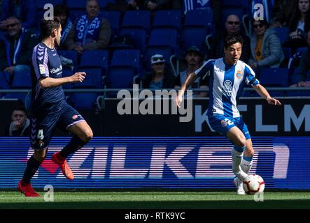 Barcellona, Spagna. 2 Mar, 2019. RCD Espanyol di Wu Lei (R) compete durante un campionato spagnolo match tra RCD Espanyol e Valladolid a Barcellona, Spagna, il 2 marzo 2019. RCD Espanyol ha vinto 3-1. Credito: Joan Gosa/Xinhua/Alamy Live News Foto Stock