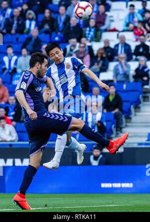 Barcellona, Spagna. 2 Mar, 2019. RCD Espanyol di Wu Lei (R) compete durante un campionato spagnolo match tra RCD Espanyol e Valladolid a Barcellona, Spagna, il 2 marzo 2019. RCD Espanyol ha vinto 3-1. Credito: Joan Gosa/Xinhua/Alamy Live News Foto Stock