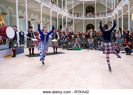 Edimburgo, Regno Unito. 2 marzo 2019. Danza scozzese, ballerini delle Highland che si esibiscono con la Stockbridge Pipe Band al National Museum of Scotland Grand Gallery, parte del festival iraniano di Edimburgo, che celebra la cultura iraniana e integra le comunità. Crediti: Craig Brown/Alamy Live News Foto Stock