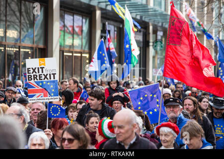 Cardiff, Galles, UK. 2 marzo 2019. Diverse centinaia di persone hanno partecipato a un anti-brexit marzo a Cardiff oggi, 2 marzo 2019. Il marzo organizzata dal Cardiff per l'Europa, gruppo assemblato al di fuori del Cardiff Central Library prima a piedi attraverso Cardiff's più trafficata area dello shopping. Lavoro locale MPs, Jo Stevens e Anna McMorrin diede brevi discorsi e sono state riunite da altri oratori, comprese Adam prezzo, il leader di Plaid Cymru. Credito: Chris Stevenson/Alamy Live News Foto Stock