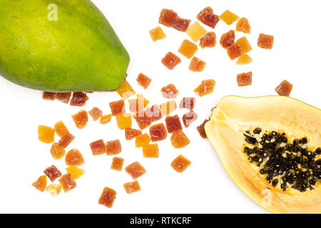 Gruppo di una intera metà partita di fette di papaia secco flatlay isolati su sfondo bianco Foto Stock