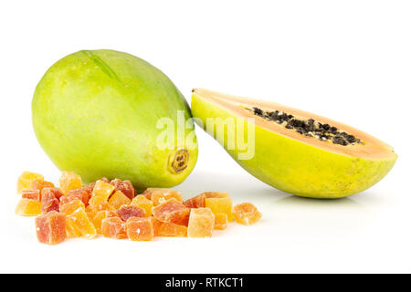 Gruppo di una intera metà partita di fette di papaia a secco isolato su sfondo bianco Foto Stock