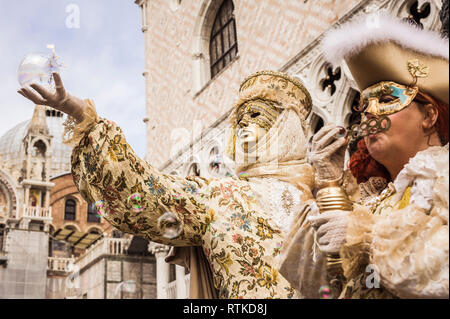 Un paio di maschere di carnevale a Venezia, in Italia Foto Stock