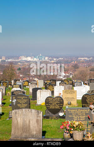 Più calde di febbraio sul record - Fox cimitero dissimulata affacciato sulla città di Warrington sotto il sole Foto Stock