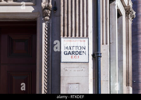 Dipinto di nome strada segno a Hatton Garden, London Borough of Camden, CE1, London Jewellery Quarter e il centro del Regno Unito commercio di diamanti Foto Stock