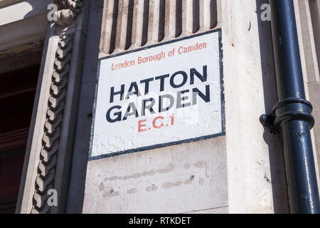 Dipinto di nome strada segno a Hatton Garden, London Borough of Camden, CE1, London Jewellery Quarter e il centro del Regno Unito commercio di diamanti Foto Stock